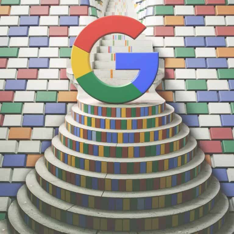 לוגו תלת מימדי של גוגל על גבי מדרגות צבעוניות וקונצנטריות על קיר אריחי פסיפס.